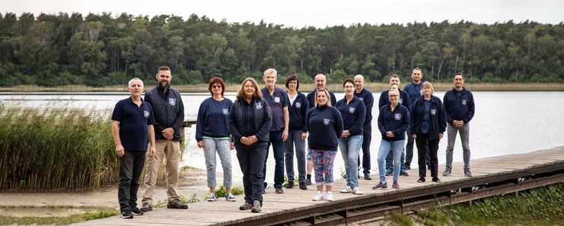 Teamfoto - Mitglieder des ENT Brandenburg Teamfoto der Mitglieder des ENT auf einem Steg an einem See