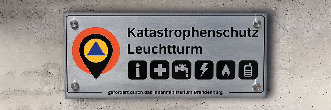 Headerbild Schild Katastrophenschutz-Leuchttürme Beschilderung eines Katastrophenschutz-Leuchtturmes in Brandenburg mit kreisrunder Bildmarke und Schriftzug