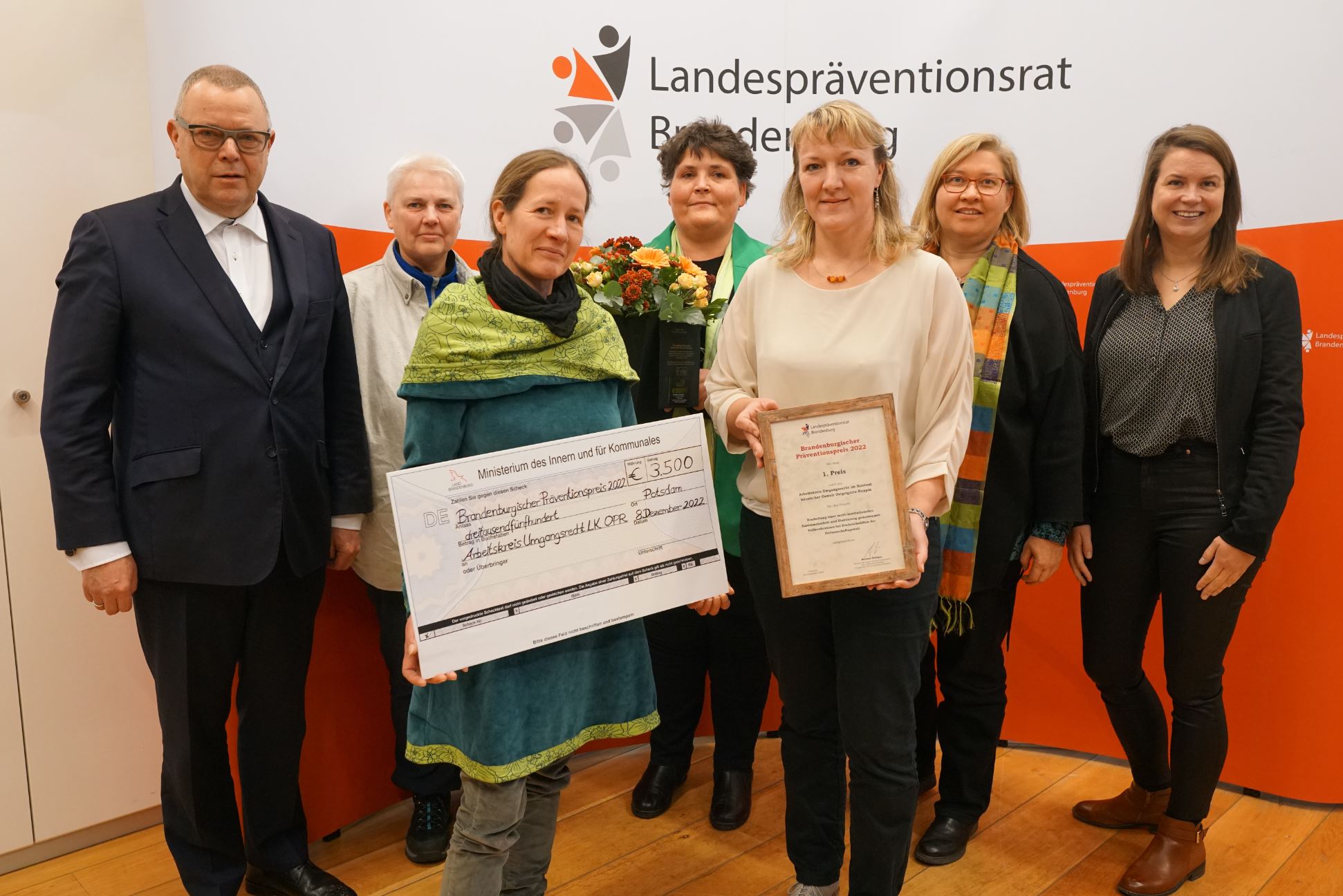 Gruppenbild von der Verleihung Landespräventionspreis 2022 - Erster Platz
