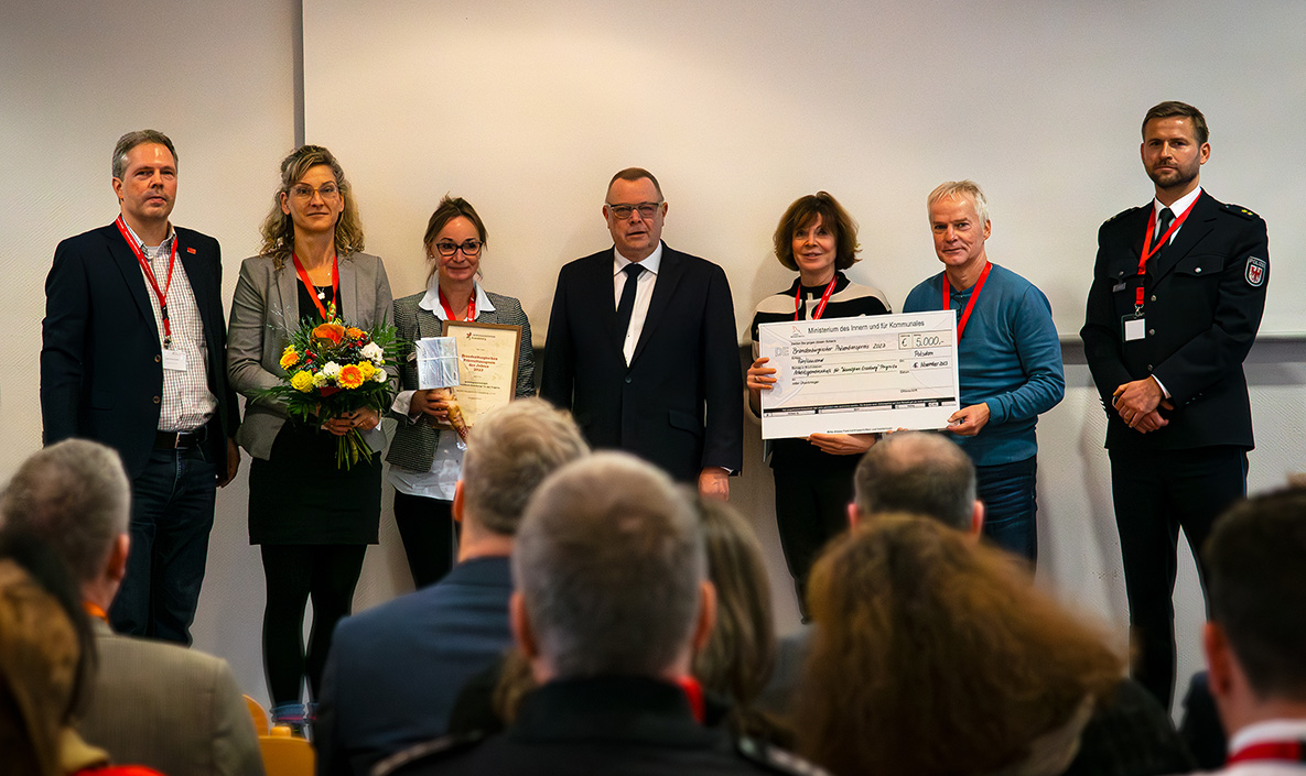 Gruppenfoto Minister Stübgen mit den Preisträgern des Landespräventionspreises 2023 
