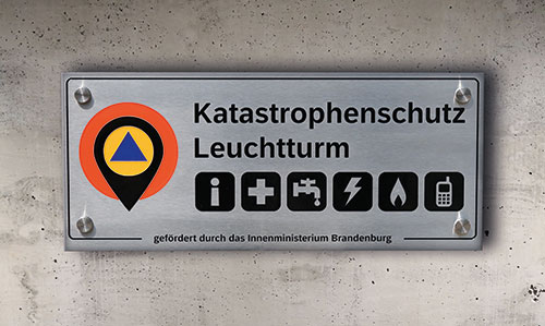 Schild Katastrophenschutz-Leuchttürme Beschilderung Katastrophenschutz-Leuchttürme in Brandenburg mit kreisrunder Bildmarke und Schriftzug