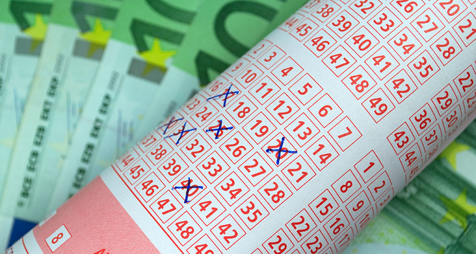 Teaserbild mit einem Foto eines Lottoscheins und einigen Geldscheinen symbolisch für Fördergeld aus Lottomitteln