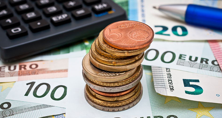 Teaserbild Zuwendungen Fördermittel Teaserbild mit einem Foto eines Taschenrechners, Kugeschreibers und Geld auf einem Tisch liegend