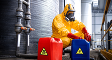 Teaserbild BB-Paket CBRN Schutzkomponenten Menschen in Schutzanzügen und Maske