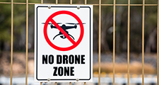 Teaserbild BB-Paket Drohnenabwehr Schild Drohnenverbotszone an einem Zaun